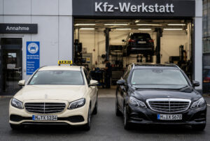 Taxi und Mietwagen vor einer Werkstatt als Symbol für steigende Reparatur- und Versicherungskosten 2026